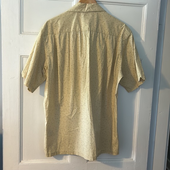 men’s short sleeve button down shirt. Pale yellow size large. - Picture 6 of 8